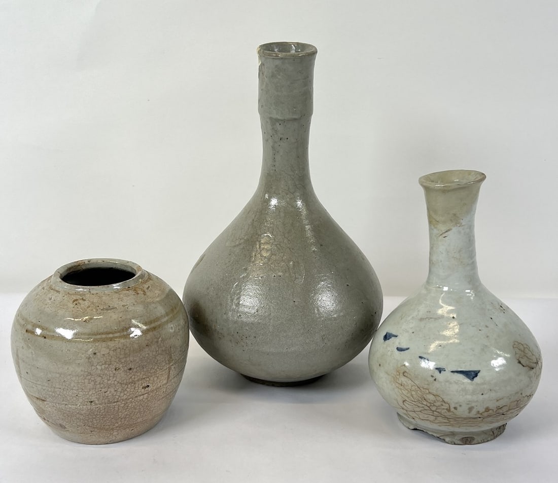 ORIENTAL POTTERY GROUPING: CHINESE GINGER JAR 4", KOREAN YI POTTERY 7", KOREAN JOSEON POTTERY 10.5"