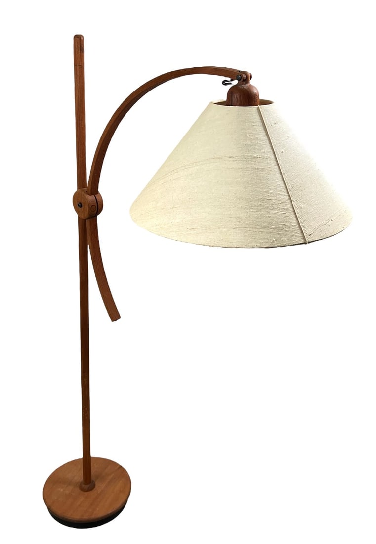 DOMUS ARCHED TEAK FLOOR LAMP: 1970'S TEAK ARC DESIGN LAMP WITH ADJUSTING HEIGHT FIXTURE. STEM IS 50"