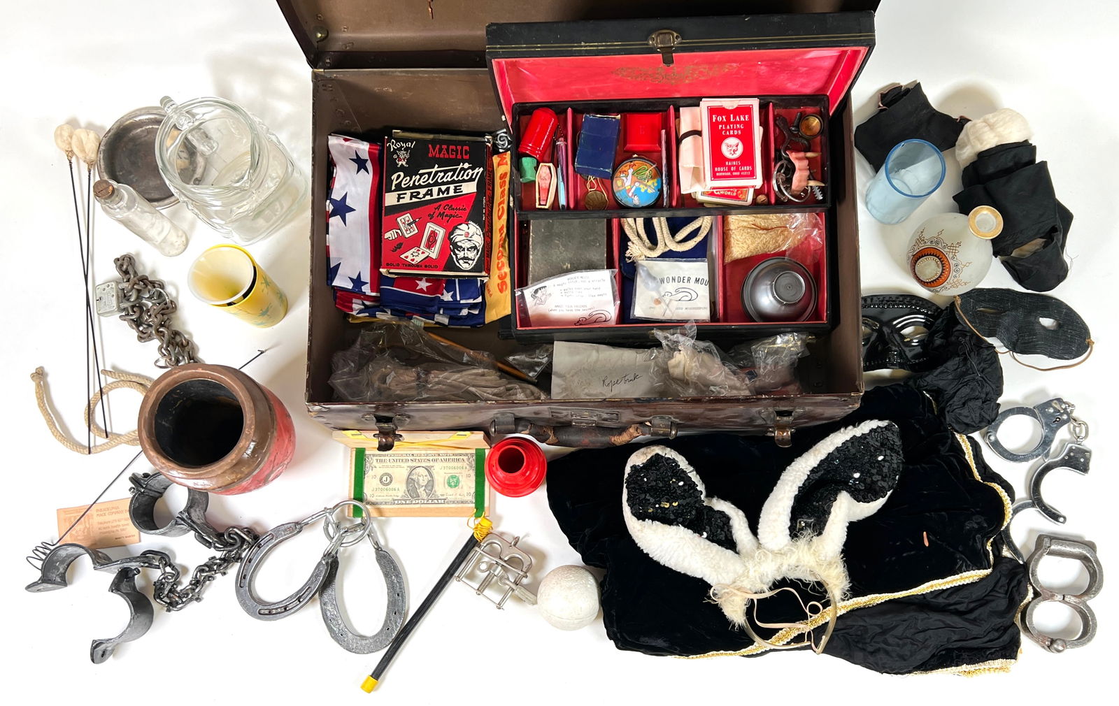 Vintage Magic Travel Case, Tricks and Gimmicks (1 of 3)