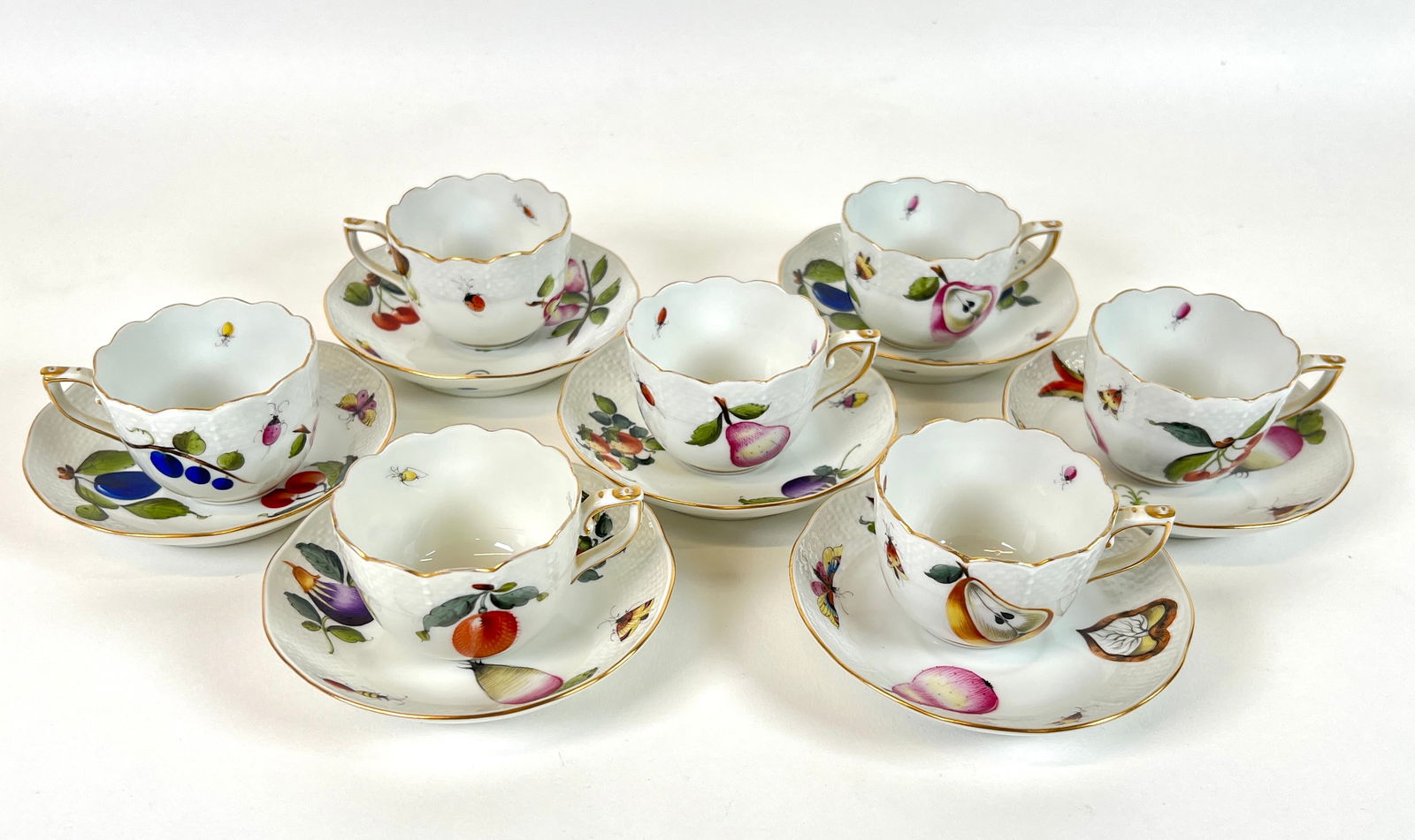 HEREND MARKET GARDEN: HEREND MARKET GARDEN TEA CUPS AND SAUCERS. INCLUDES 7 CUPS AND 8 SAUCERS. EXCELLENT. REQUIRES THIRD PARTY SHIPPING/TRANSPORTATION.