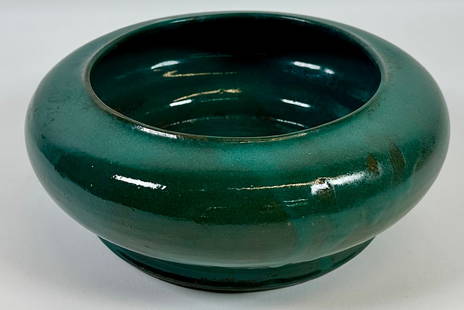 GORDY - GEORGIA ART POTTERY SQUAT PLANTER: LARGE SQUAT PLANTER IN EMERALD-GREEN, INCISED MARK. EXCELLENT. 11"X11"X4". REQUIRES THIRD PARTY SHIPPING/TRANPORTATION.