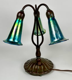 TIFFANY STUDIOS (ATTR.) BRONZE THREE LIGHT LILY LAMP