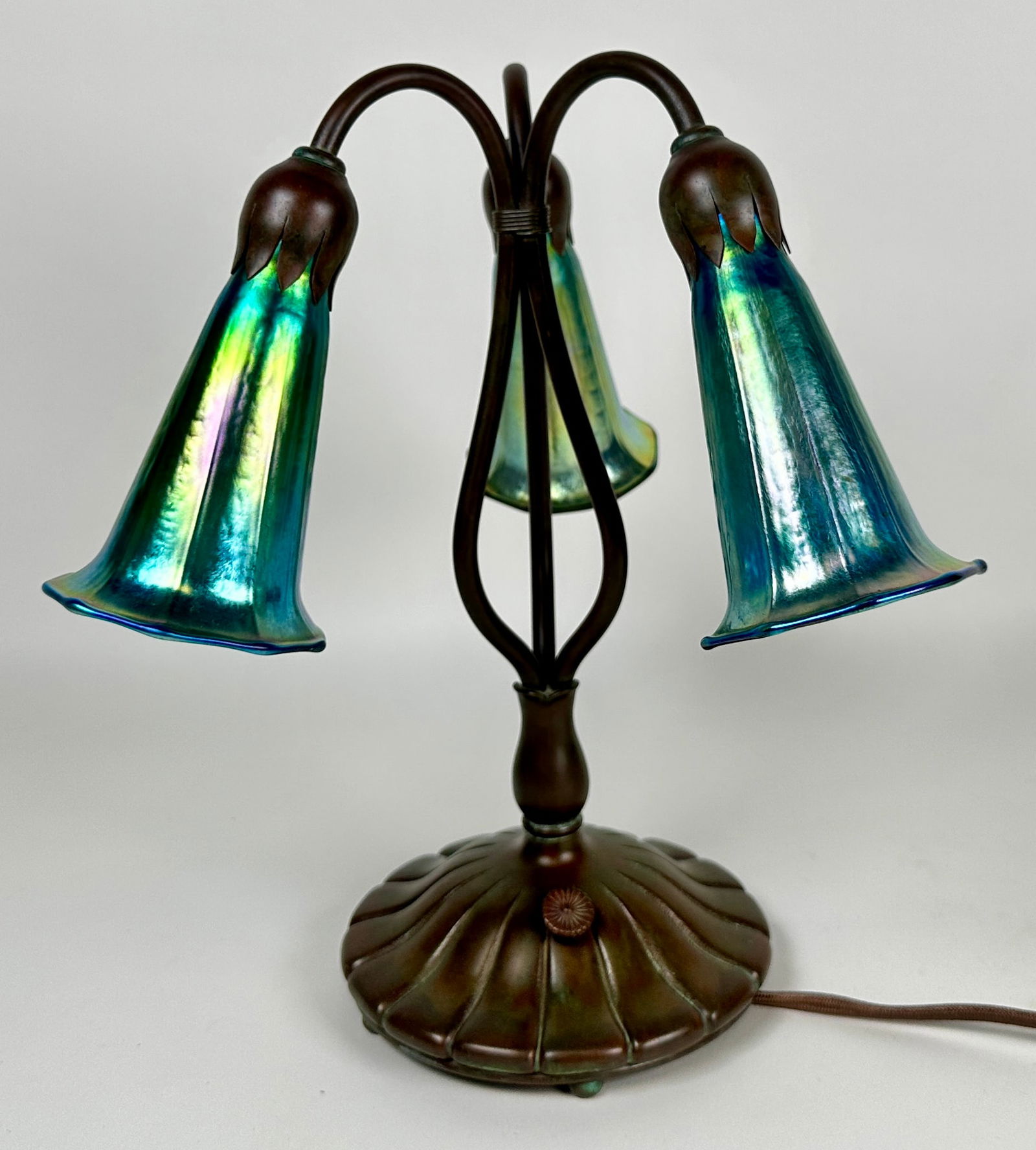 TIFFANY STUDIOS (ATTR.) BRONZE THREE LIGHT LILY LAMP