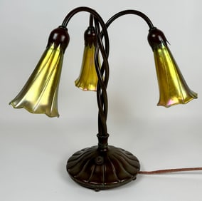 TIFFANY STUDIOS (ATTR.) BRONZE THREE LIGHT LILY LAMP