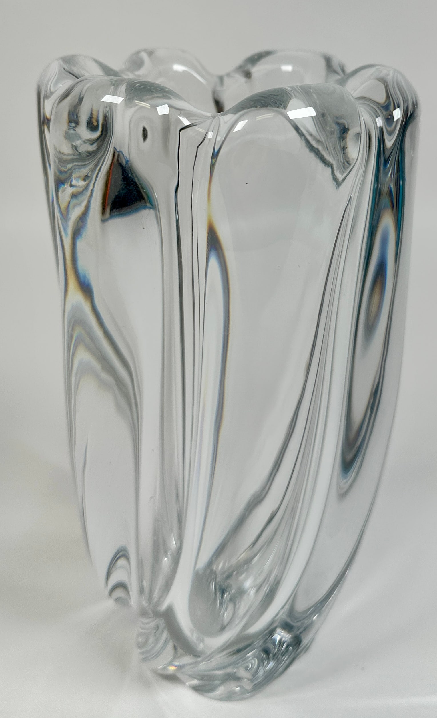ORREFORS ART GLASS SWIRL VASE: SIGNED. 7.5"