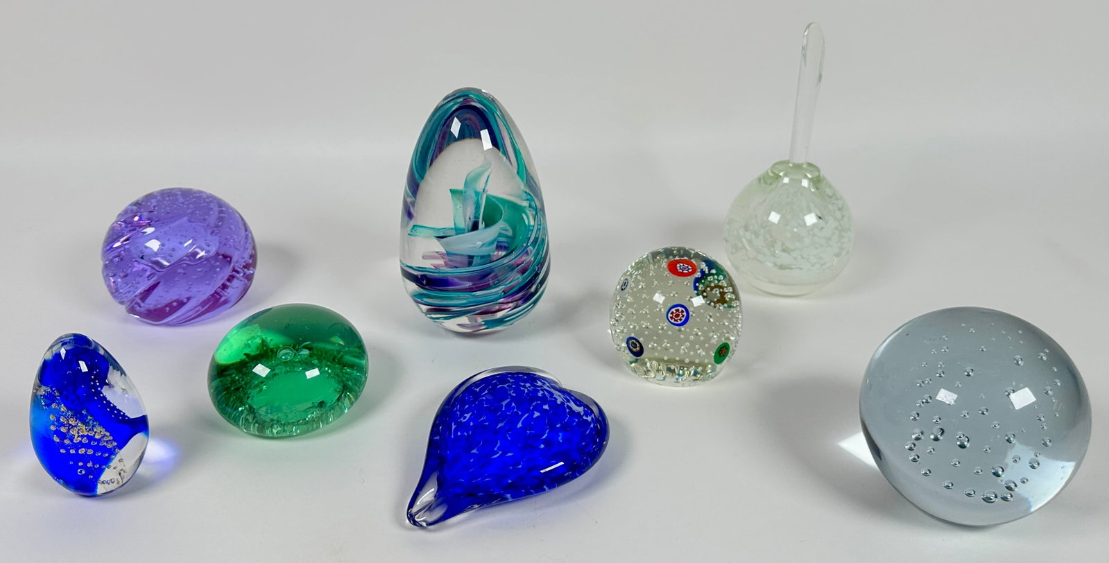 COLLECTION OF ART GLASS WEIGHTS: SIGNATURES INCLUDE: LYN, MURRARY, CAITHNESS AND OTHERS UNSIGNED. LARGEST 5"H