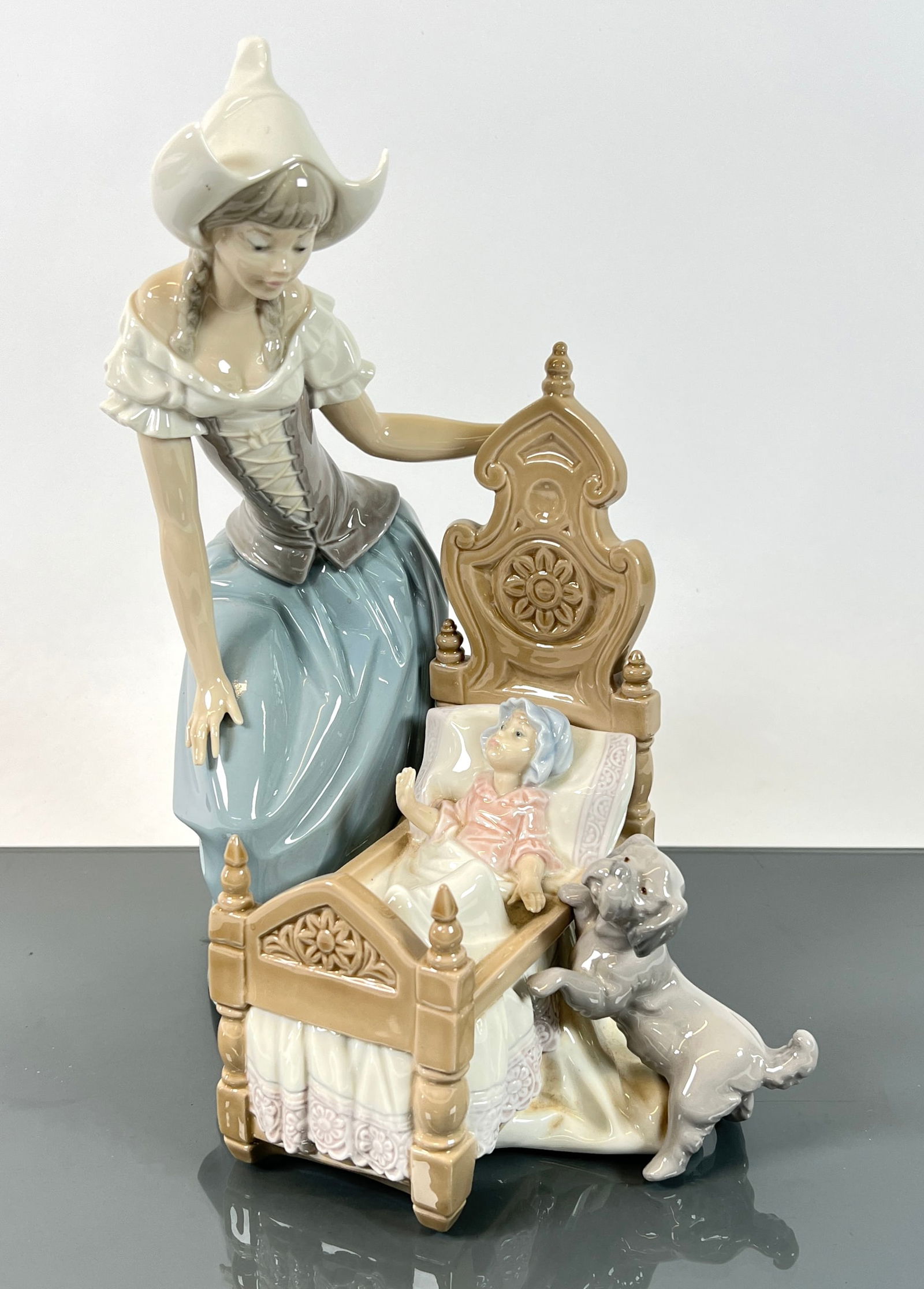 LLADRO PORCELAIN FIGURE 5083: DUTCH MOTHER. EXCELLENT. NO BOX. REQUIRES THIRD PARTY SHIPPING. 12"H