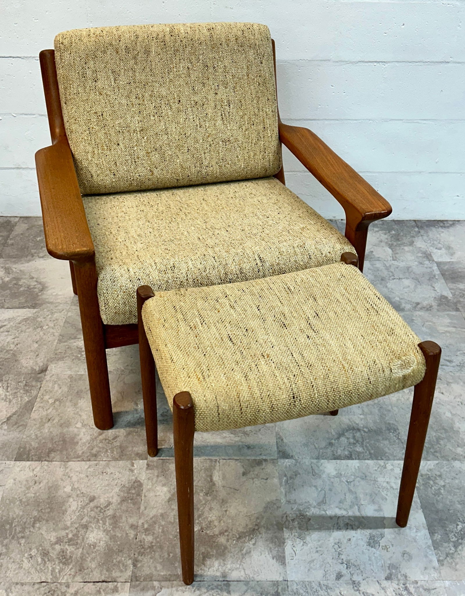 GLOSTRUP DANISH TEAK LOUNGE CHAIR WITH OTTOMAN: LIGHT WEAR THROUGH ON THE OTTOMAN, ELSE GOOD. 31"W, 32"D, 32"H, 17"SEAT. REQUIRES THIRD PARTY SHIPPING.