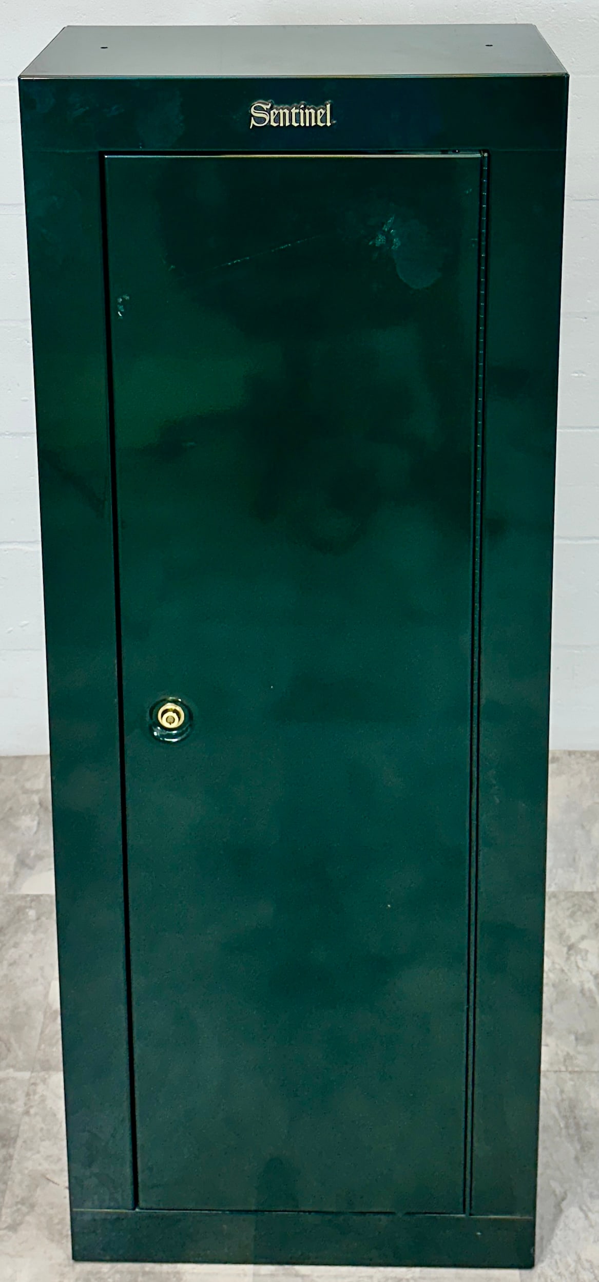 SENTINEL LOCKING GUN STORAGE CABINET: 21"X10"X65"