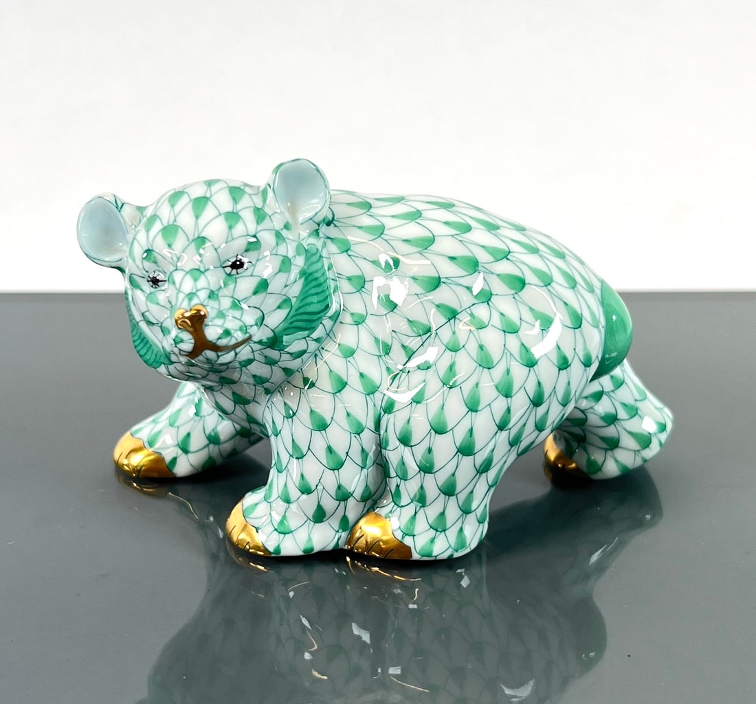 HEREND GREEN FISHNET BEAR CUB (1 of 2)