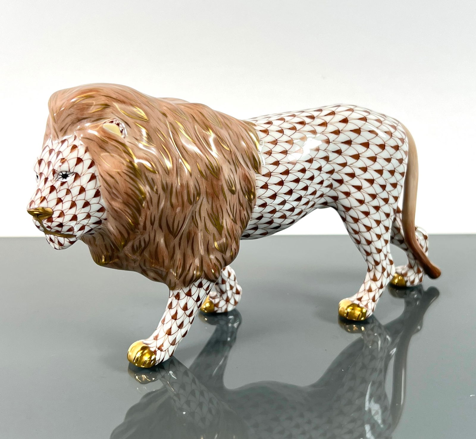 HEREND BROWN FISHNET LION (1 of 1)