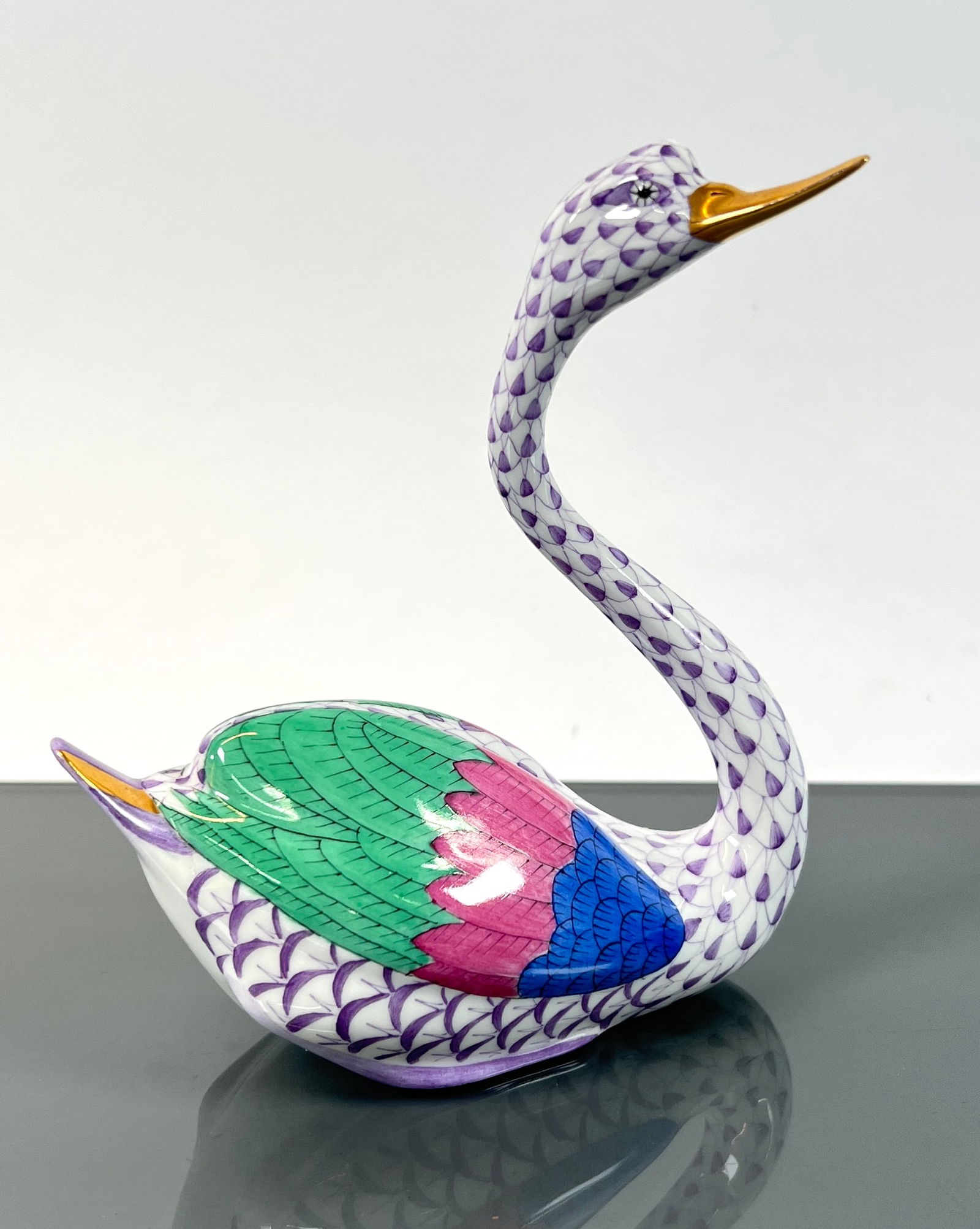 HEREND PURPLE FISHNET SWAN (1 of 2)