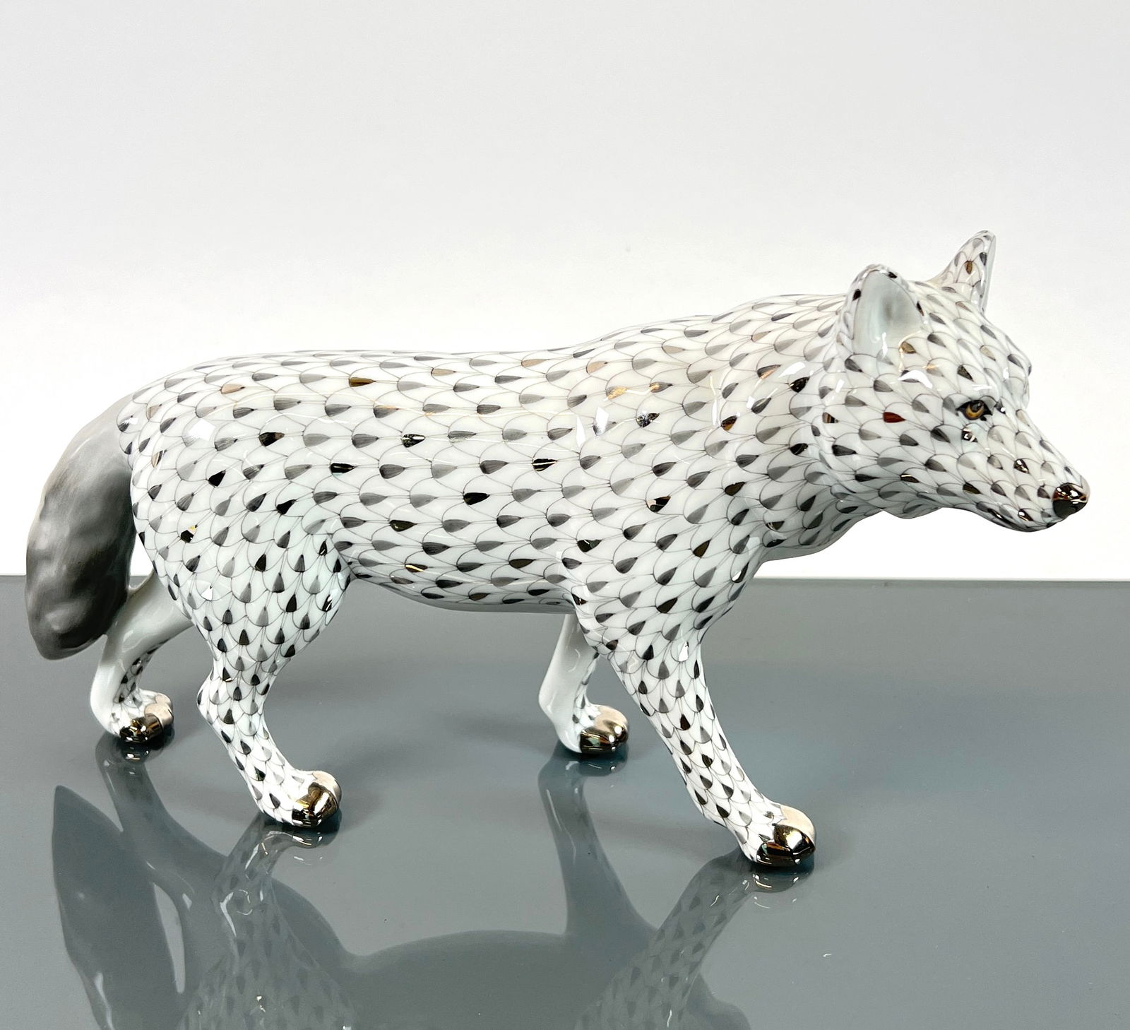 HEREND FISHNET WOLF (1 of 3)
