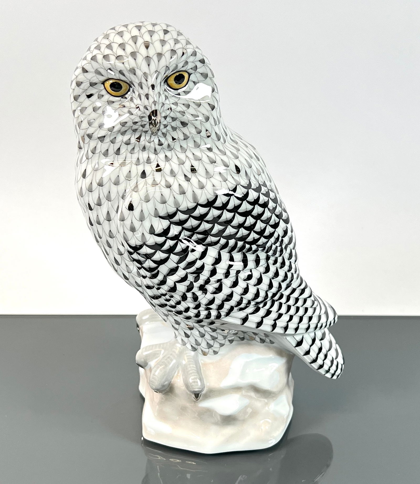 HEREND FISHNET SNOWY OWL (1 of 3)