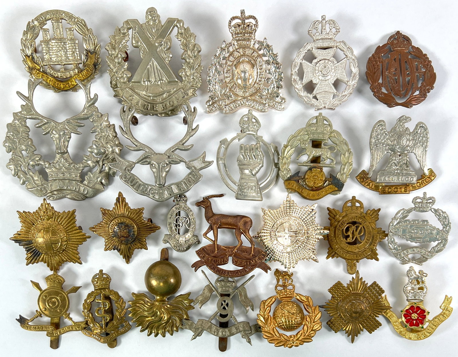 BRITISH AND CANADIAN MILITARY BADGES: COLLECTION OF MILITARY CAP AND UNIFORM BADGES.