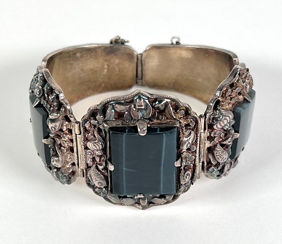 CHINESE SILVER WITH ONYX BRACELET: 54 GRAMS TOTAL WEIGHT