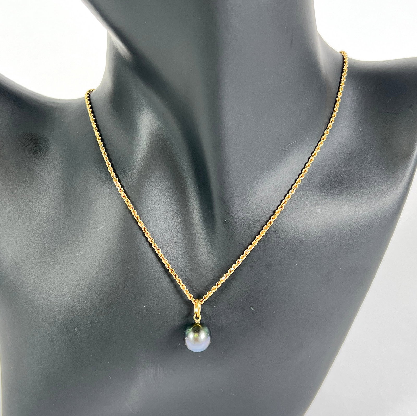 14K GOLD WITH TAHITIAN PEARL PENDANT NECKLACE: 14K YELLOW GOLD WITH TAHITIAN 10MM PEARL. 18"L. 5 GRAMS TOTAL WEIGHT.
