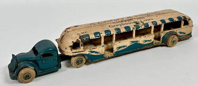 ARCADE CAST IRON GREYHOUND LINER