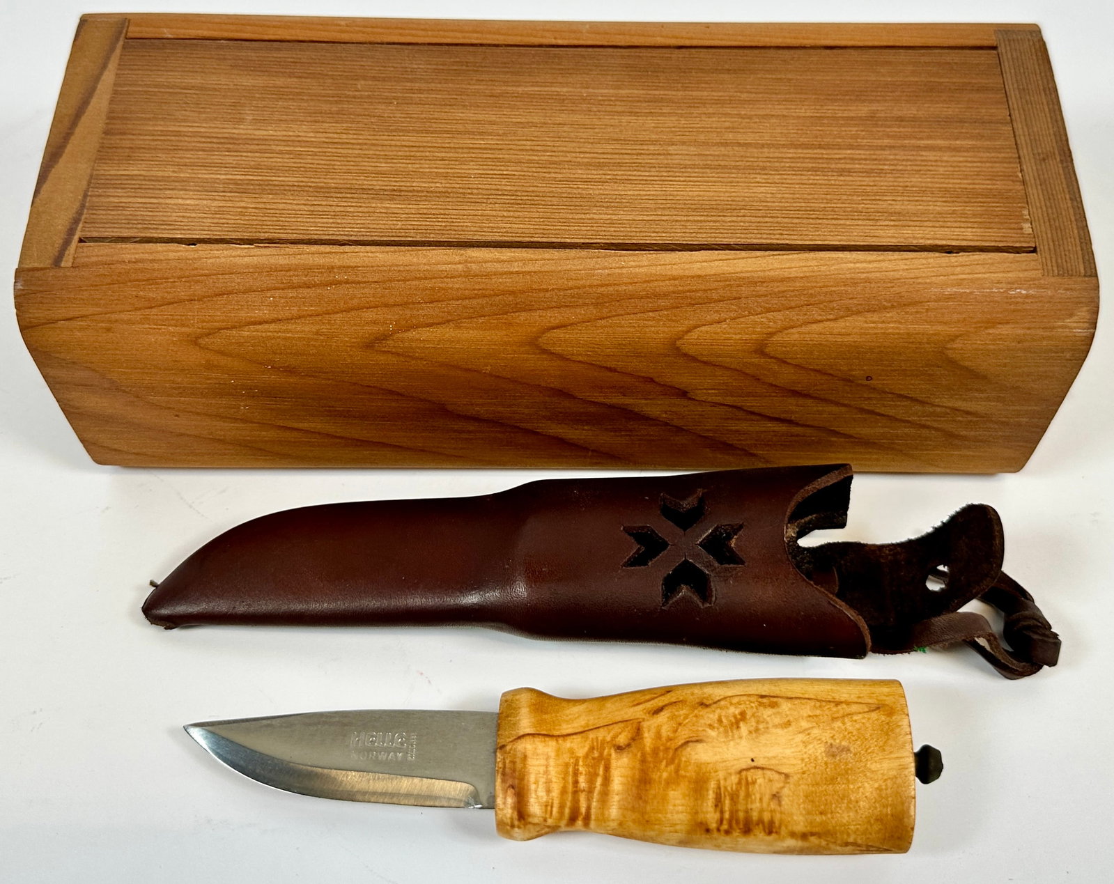 HELLE - NORWAY, BIRCH-BURL KNIFE: BIRCH-BURLED HANDLE, 2.75" STAINLESS STEEL BLADE, CEDAR BOX, ORIGINAL ADVERTISEMENT. C.1984. BOX IS 9"X4"X2.5"