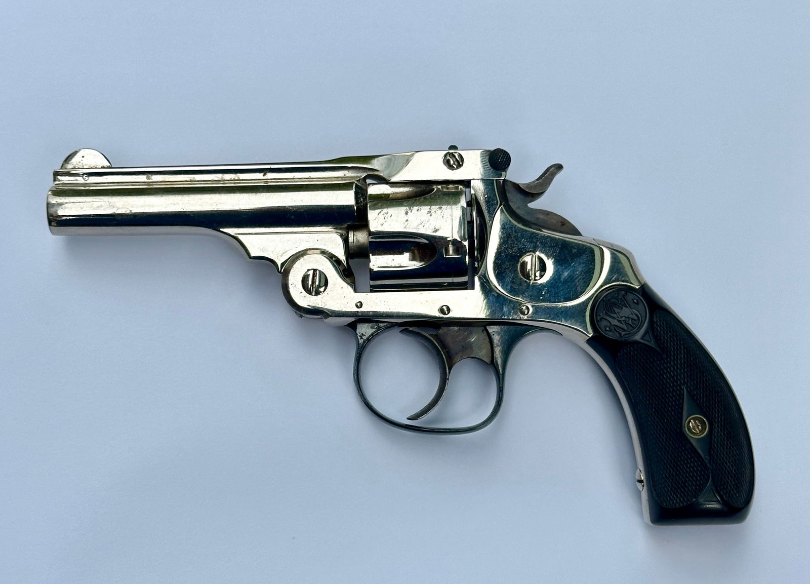 SMITH & WESSON REVOLVER: SMITH & WESSON FOURTH MODEL, BREAK TOP, DOUBLE ACTION, 32 CAL. SERIAL 82285. ACTION WORKING. LIGHT, SCATTERED PITTING, ELSE GOOD.
