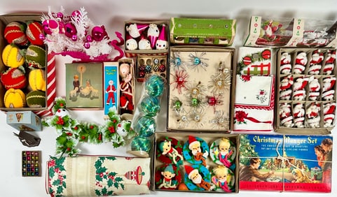 COLLECTION OF VINTAGE CHIRSTMAS DECOR