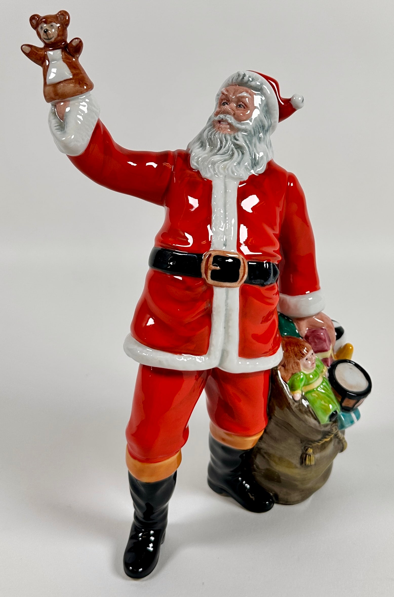 ROYAL DOULTON SANTA CLAUS: ROYAL DOULTON #HN2725 PORCELAIN SANTA CLAUS FIGURE. 11"H