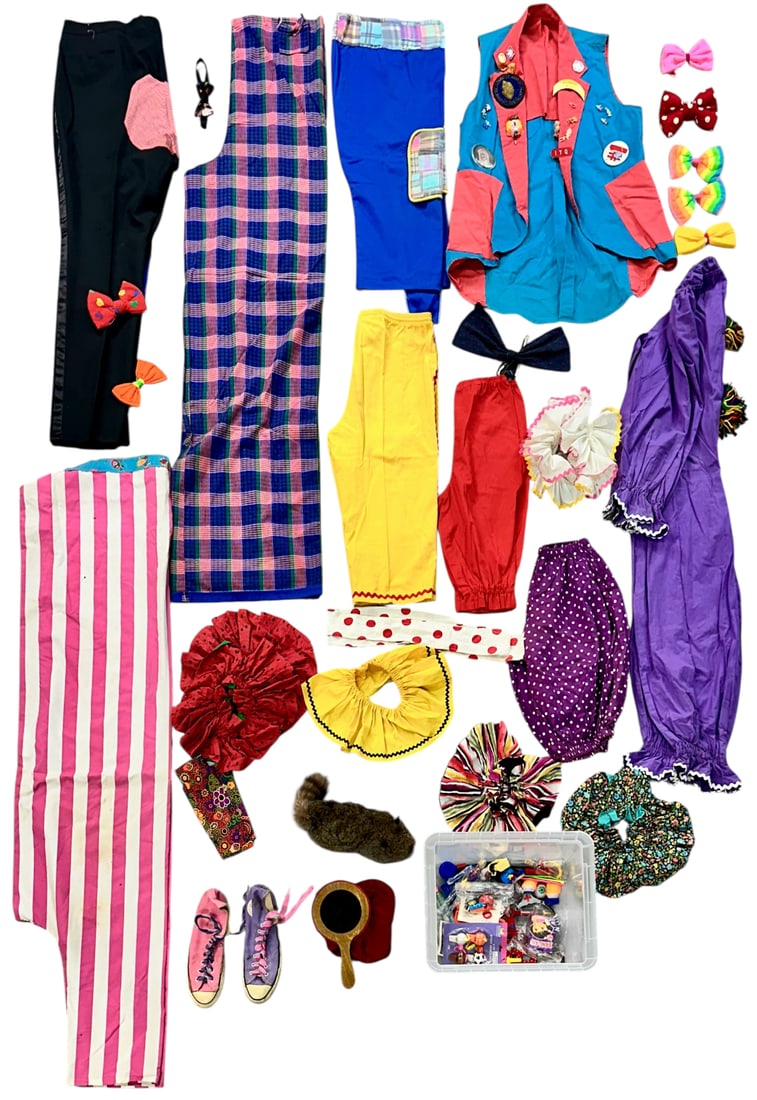 CIRCUS CLOWN TRUNK CONTENTS (1 of 6)