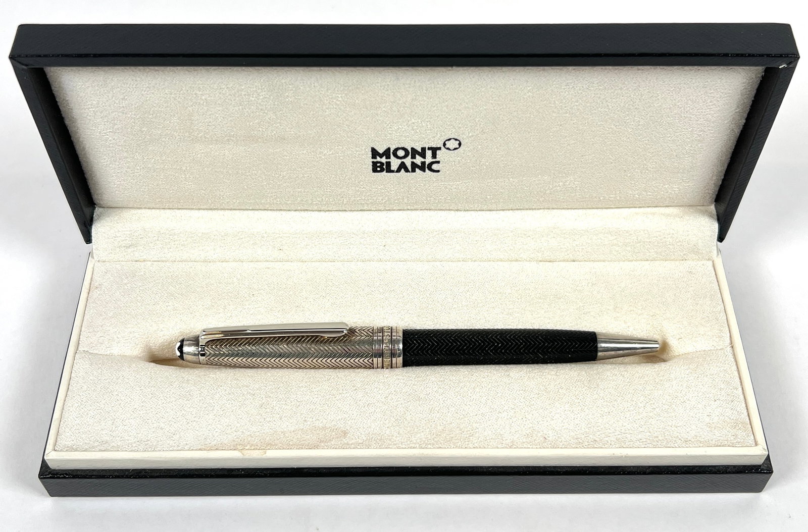 MONTBLANC LE GRANDE BALLPOINT PEN: MONTEBLANC LE GRANDE DOVE BARLEY MEISTERSTUCK SOLITAIRE BALL POINT PEN, MARKED 925. IN TRAVEL CASE. CARTON IS 8"X3"X1.5". EXCELLENT.