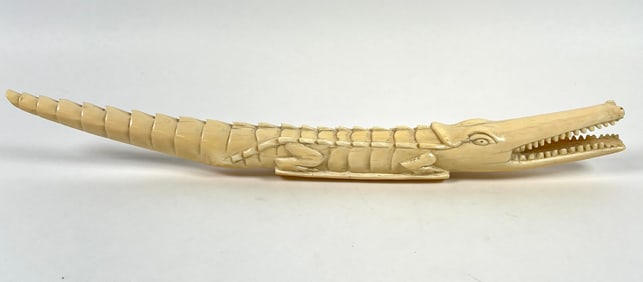 ORGANIC CARVING OF CROCODILE