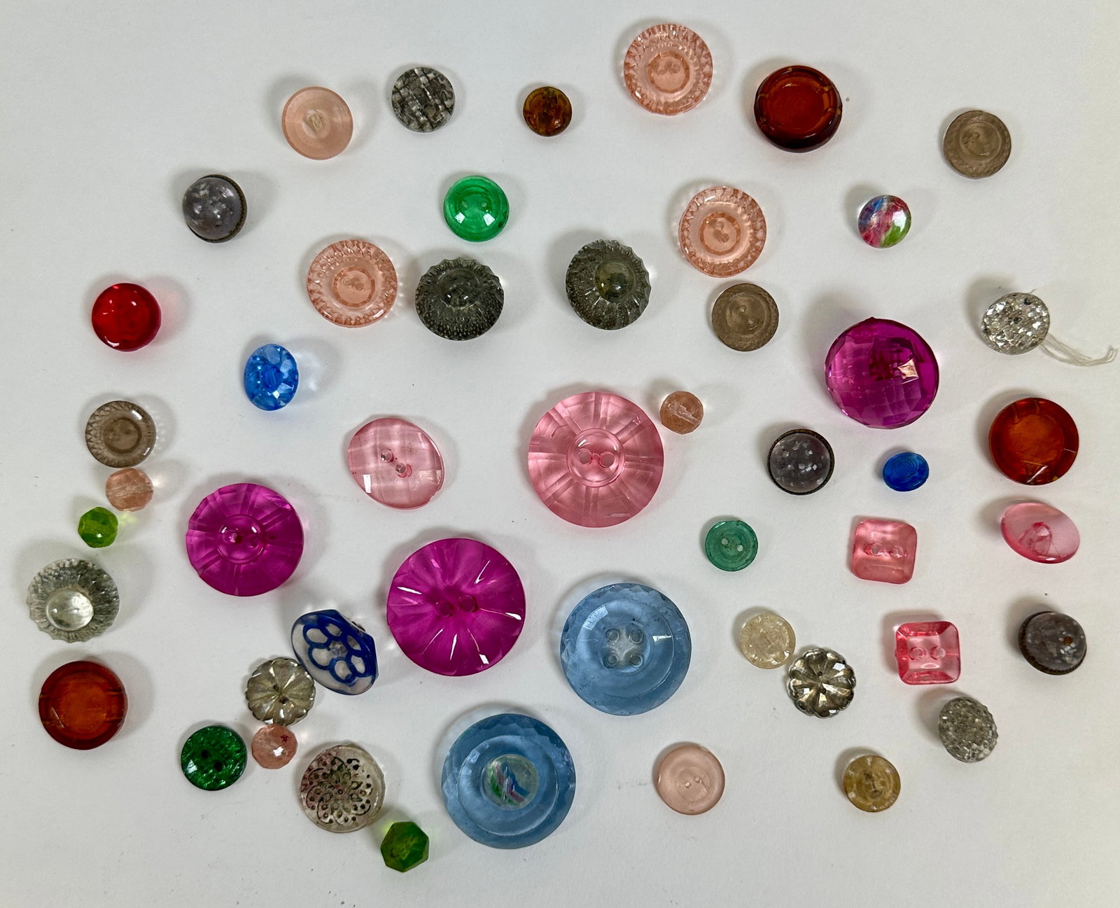 COLLECTION OF VINTAGE GLASS BUTTONS: SEWING. COLORED GLASS BUTTONS. SIZES UP TO 1". 81 GRAMS TOTAL WEIGHT.
