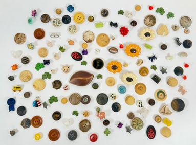 COLLECTION OF VINTAGE BUTTONS