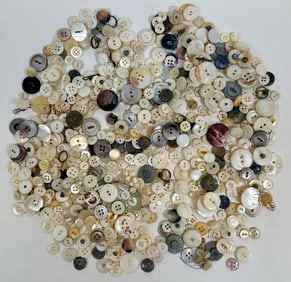 COLLECTION OF VINTAGE BUTTONS