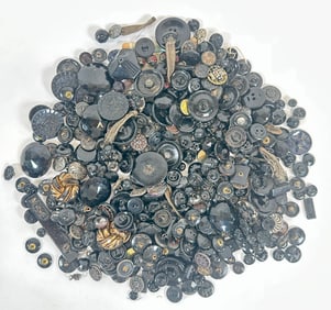 COLLECTION OF VINTAGE BUTTONS