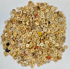 COLLECTION OF VINTAGE BUTTONS