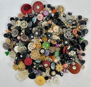 COLLECTION OF VINTAGE FANCY BUTTONS