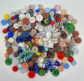 COLLECTION OF VINTAGE BUTTONS