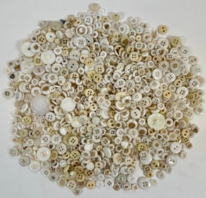 COLLECTION OF VINTAGE BUTTONS