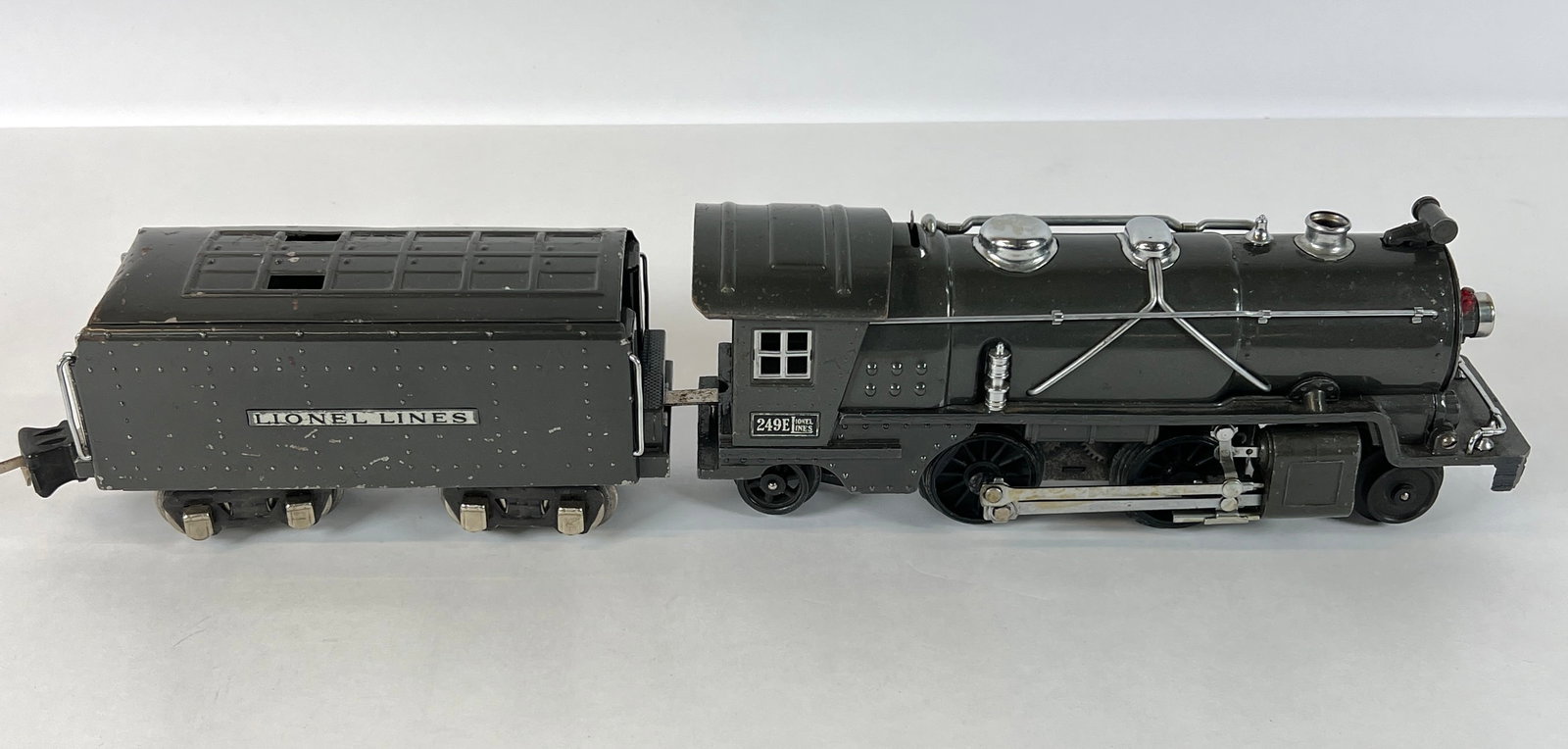 LIONEL ELECTRIC TRAINS - PRE-WAR 249E LOCOMOTIVE: PREWAR O-GAUGE LOCOMOTIVE AND TENDER. VERY GOOD WITH LIGHT WEAR. NO BOX.