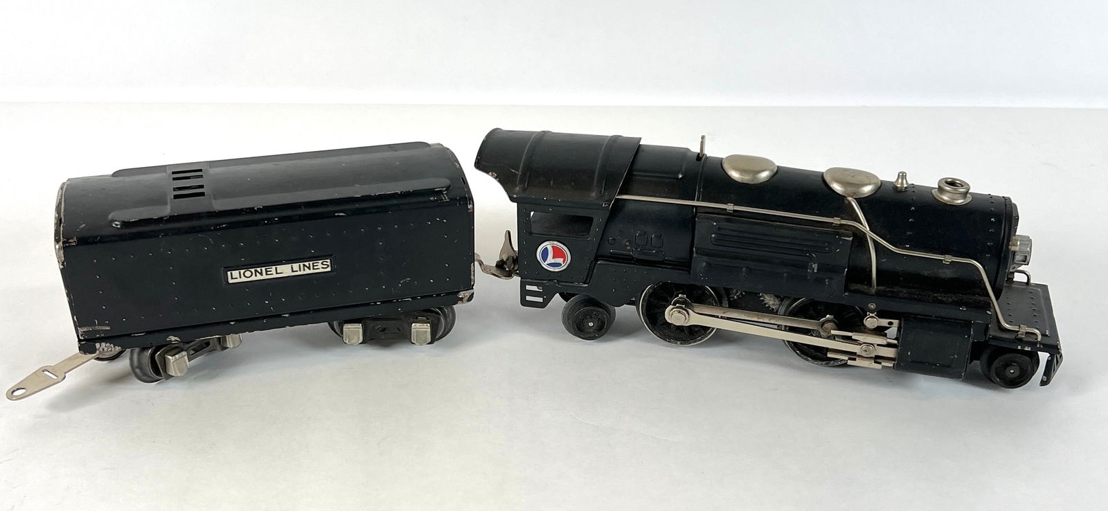 LIONEL ELECTRIC TRAINS -259E PRE-WAR LOCMOTIVE: O-GAUGE PRE-WAR 2-4-2 STREAMLINE LOCMOTIVE AND 1689 TENDER. NO BOXES, GOOD CONDITION WITH LIGHT WEAR.