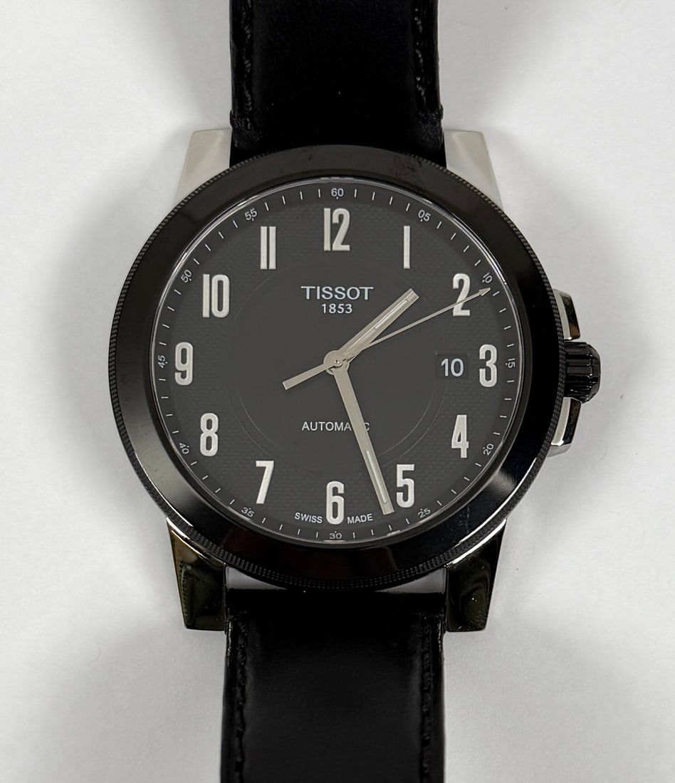 TISSOT GENTLEMAN'S SWISSMATIC WATCH: 44MM, BLACK DIAL, DATE WINDOW, SAPPHIRE CRYSTAL, BLACK LEATHER STRAP. W/R TO 100M. RUNNING