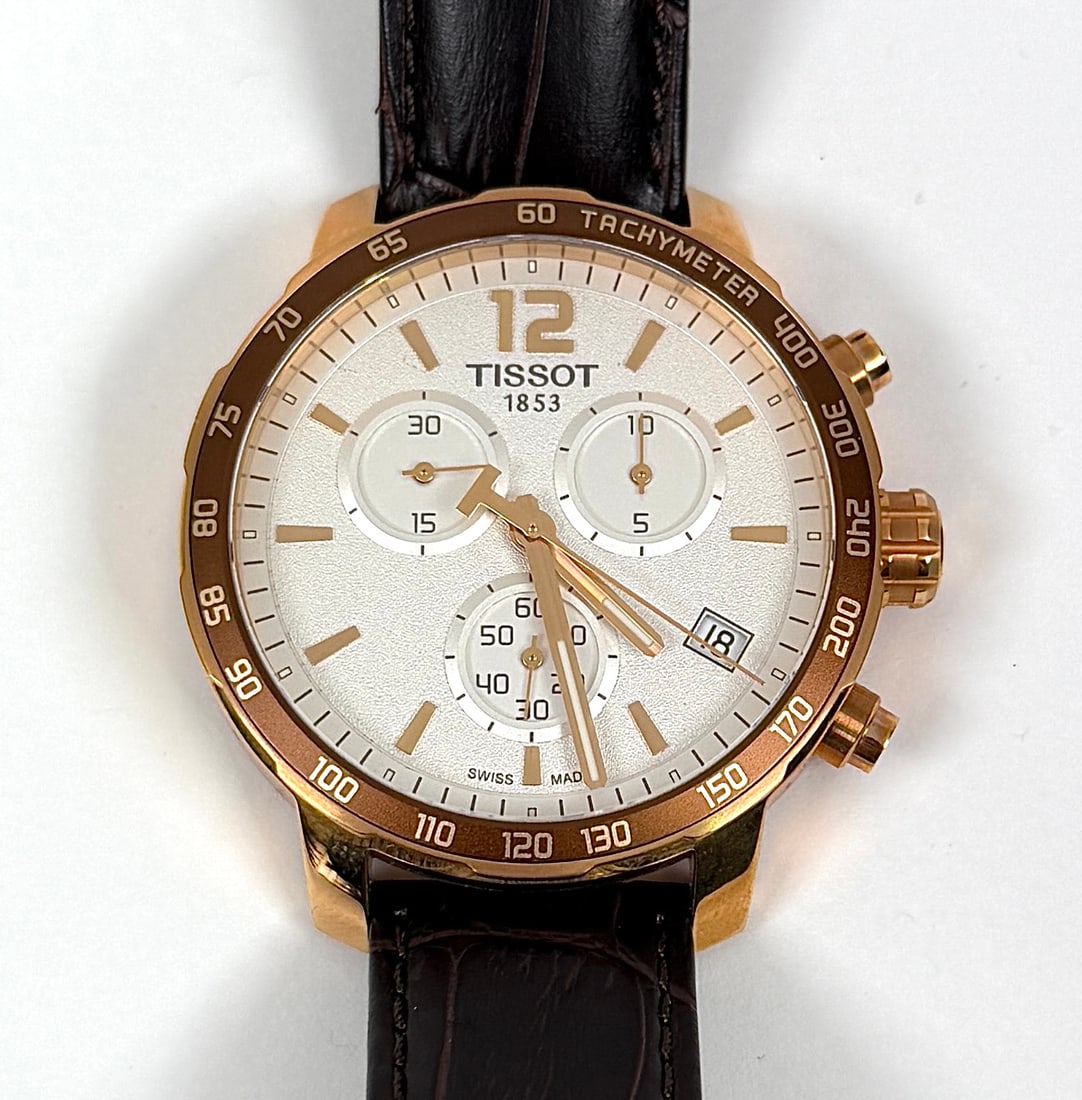 TISSOT QUICKSTER CHRONOGRAPH WATCH: SILVER DIAL, ROSE GOLD COATED CASE, BROWN LEATHER MFG. STRAP, DATE WINDOW, 42MM, W/R TO 100M. RUNNING.
