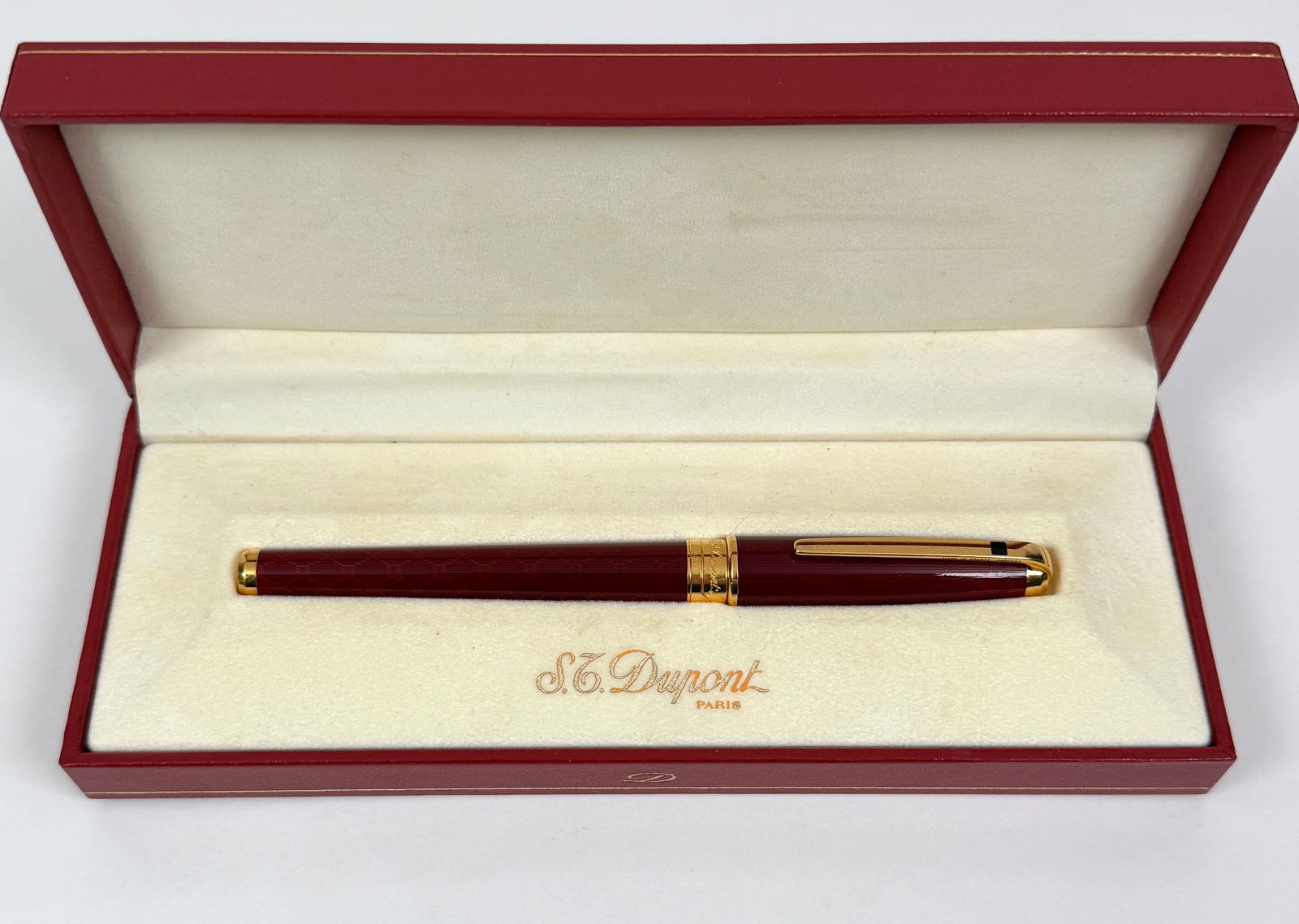 S.T. DUPONT - PARIS OLYMPIO FOUNTAIN PEN: GARNET TRANSLUSCENT LACQUER OVER GUIRLANDE PATTERN. GOLD LAYER TRIM. 18K GOLD NIB. WITH ORIGINAL BOX.