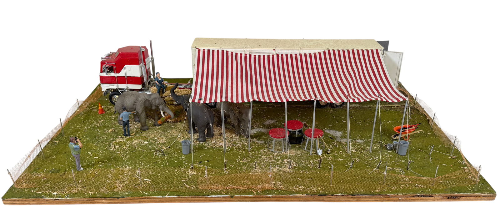 CIRCUS ELEPHANT TRUCK MODEL DIORAMA (1 of 6)