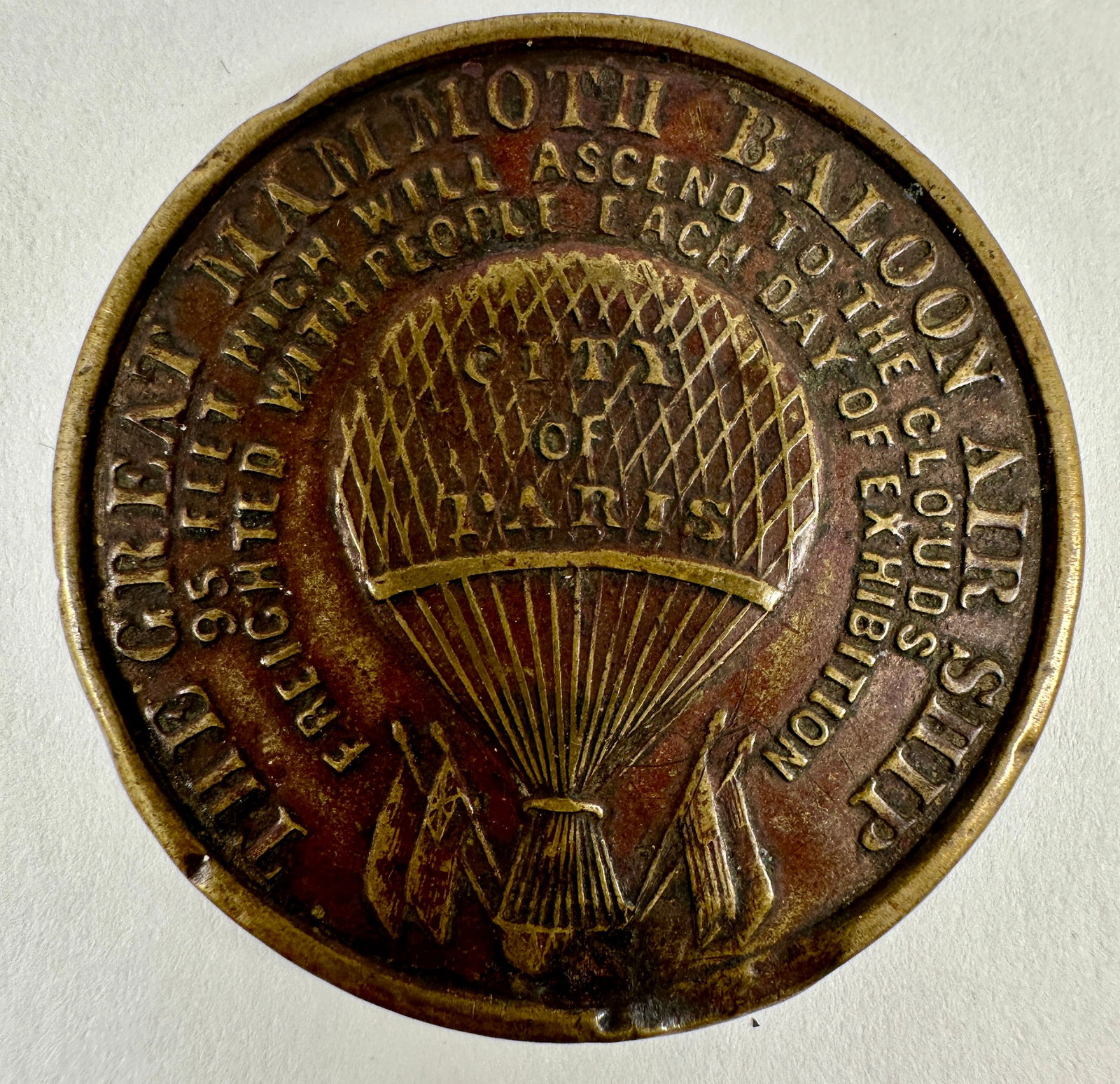 EXONUMIA - GREAT EASTERN BALLOON SHOW: THE GREAT EASTERN MENAGERIE, MUSEUM, AVIARY AND CIRCUS - BALLOON SHOW IS COMING, CITY OF PARIS. MAMMOTH BALLOON AIR SHIP ASCENSION EXHIBITION. BRASS CLAD TOKEN. CIRCULATED. 36MM