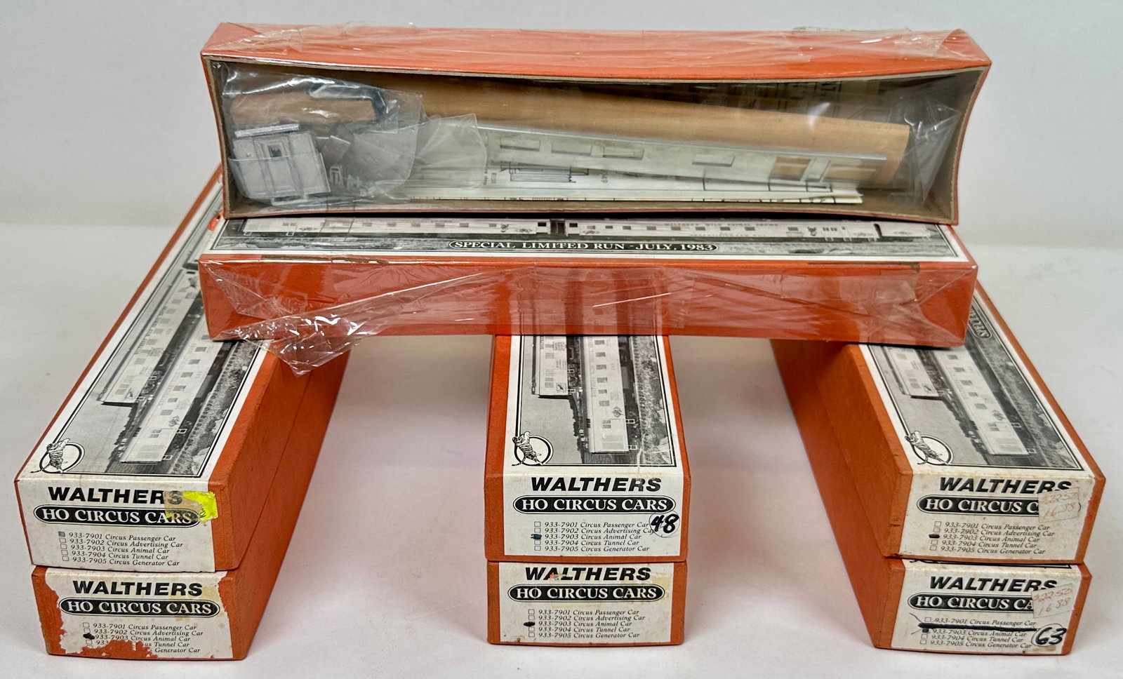 CIRCUS MODELS - WALTHERS HO CIRCUS CAR KITS: NEW OLD STOCK INCLUDING: GENERATOR CAR, ANIMAL CARS, PASSENGER, ADVERTISING WITH SOME DUPLICATION. UNASSEMBLED KITS.