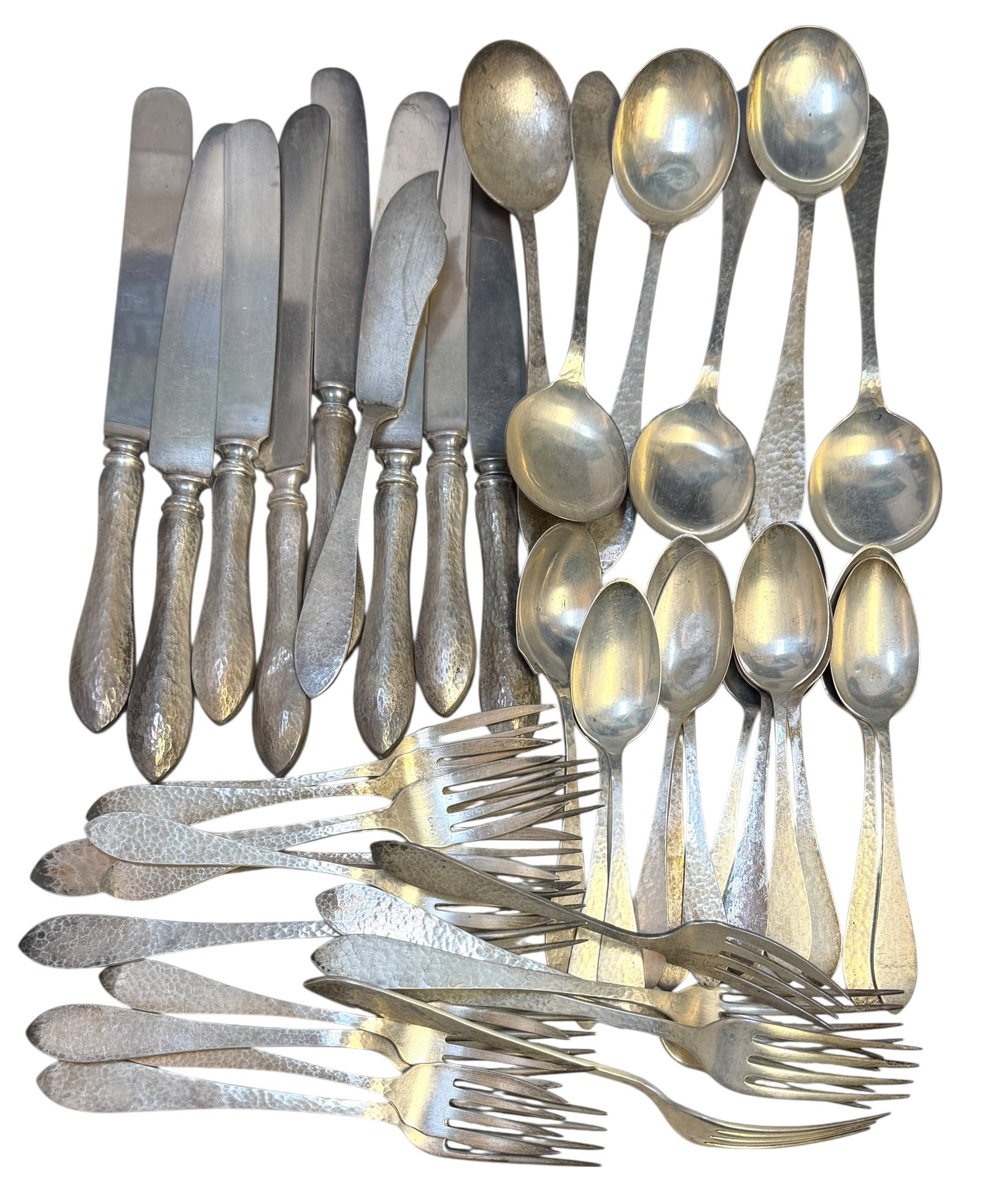 STERLING SILVER HAMMERED FLATWARE: NO MAKER MARKS, MARKED STERLING. 1,123 GRAMS IN TOTAL WEIGHT PLUS 8 HANDLED KNIVES.
