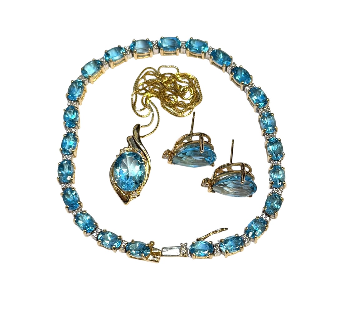 GOLD WITH BLUE TOPAZ JEWELRY SET: 14K YELLOW GOLD WITH BLUE TOPAZ AND DIAMOND ACCENTS, TENNIS BRACELET, PENDANT NECKLACE, EARRINGS. CHAIN 18". 18 GRAMS IN TOTAL WEIGHT.
