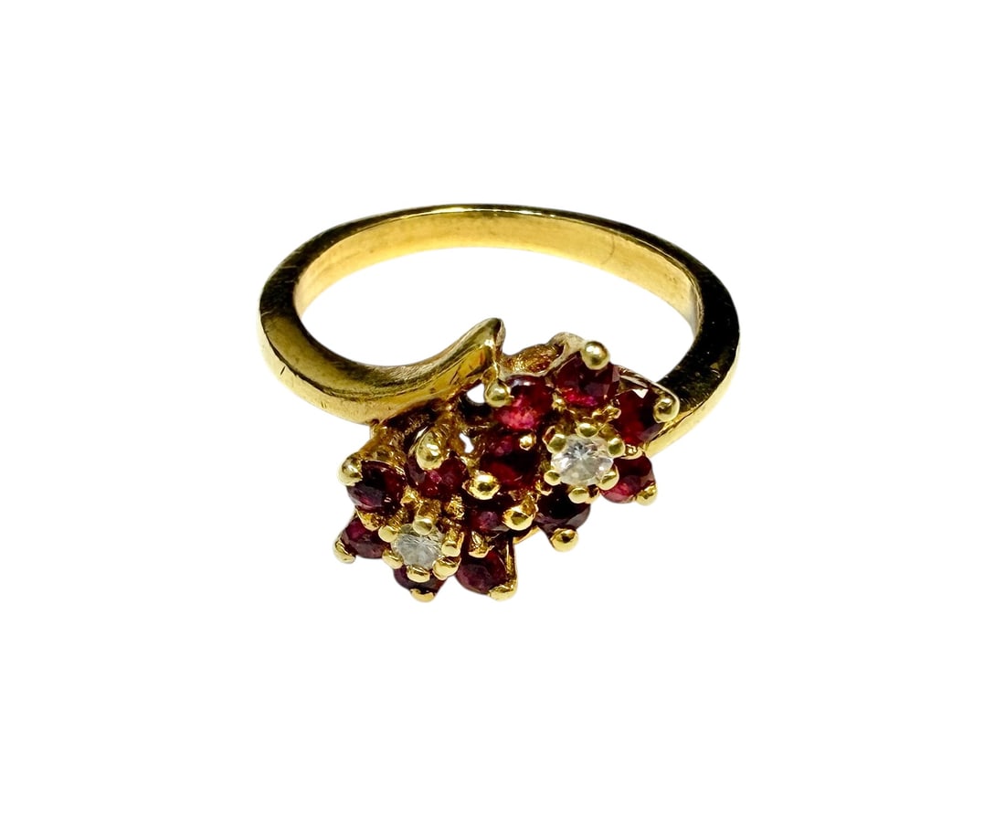 GOLD RUBY AND DIAMOND COCKTAIL RING: TESTED 18K YELLOW GOLD CLUSTER RING WITH RUBIES AND DIAMONDS. 4 GRAMS TOTAL WEIGHT. SIZE 5.5