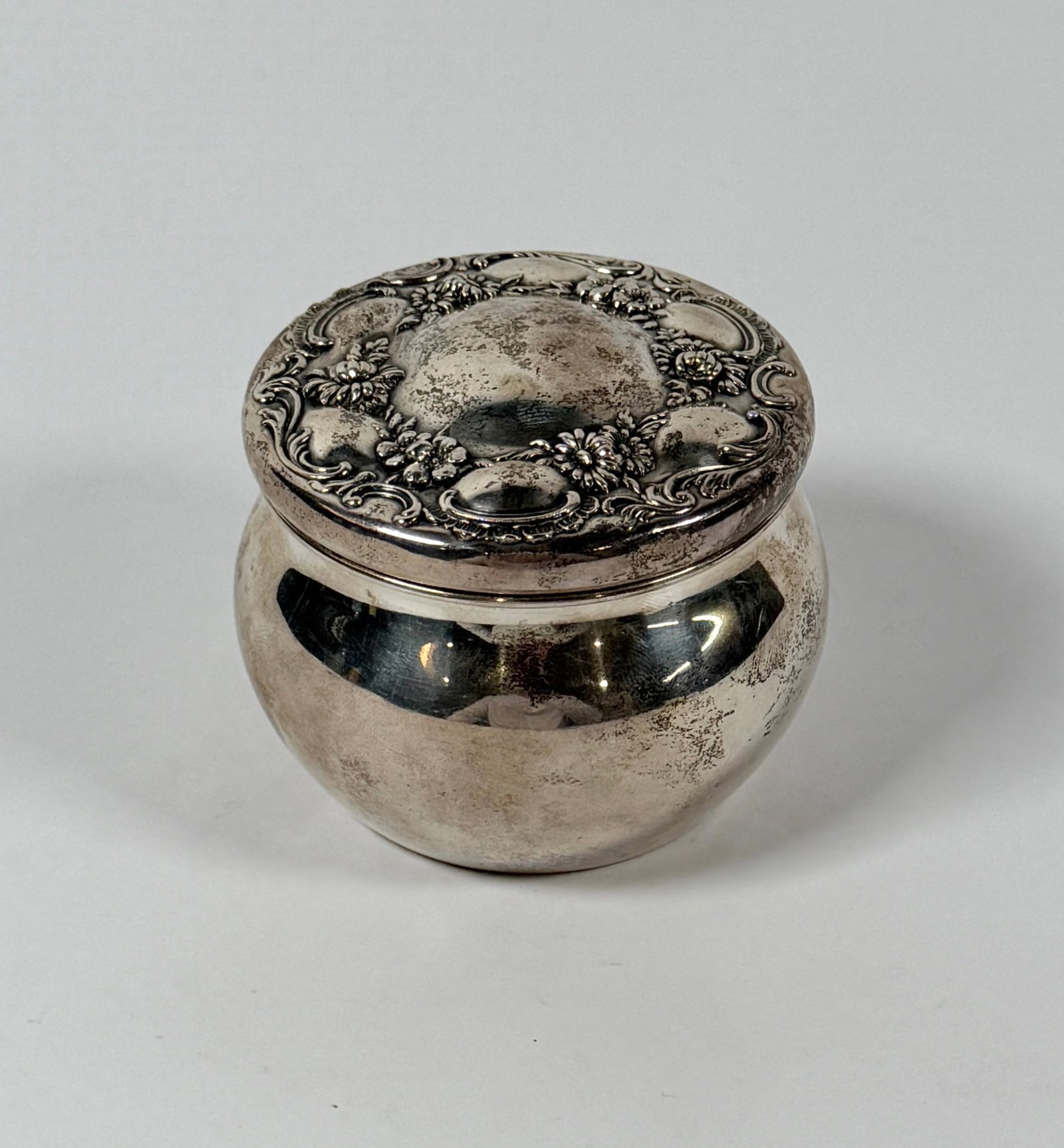 STERLING SILVER REPOUSSE DRESSER BOX: BAILEY, BANKS AND BIDDLE MARKED, STERLING SILVER DRESSER OR TRINKET BOX. 134 GRAMS TOTAL WEIGHT. 4"X4"X3"H