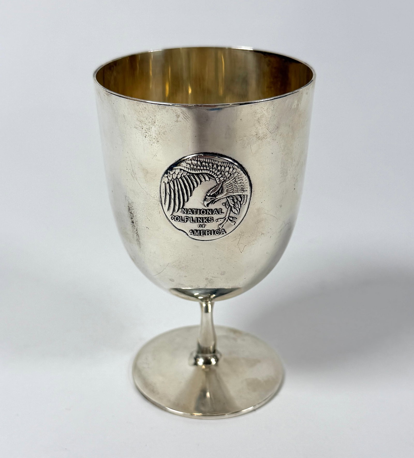 TIFFANY & CO. STERLING SILVER GOBLET: NATIONAL GOLF LINKS OF AMERICA TROPHY CUP PRESENTED TO ROBERT G. PRATT, 1958. 214 GRAMS IN TOTAL WEIGHT. 5"H